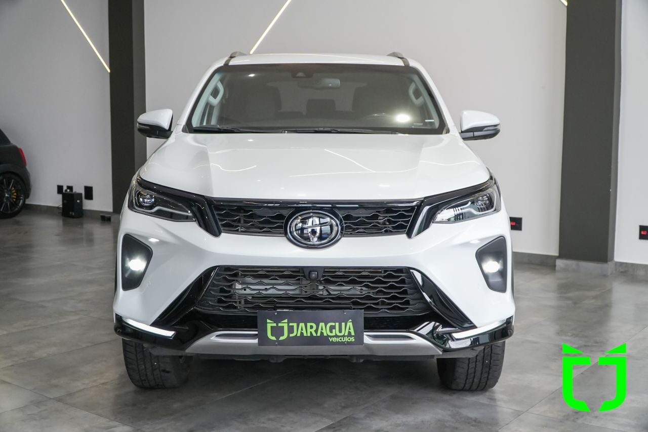 Toyota Hilux SW4 2.8 16V 4P SRX 4X4 7 LUGARES TURBO DIESEL AUTOMÁTICO 2025 Branco - foto 2