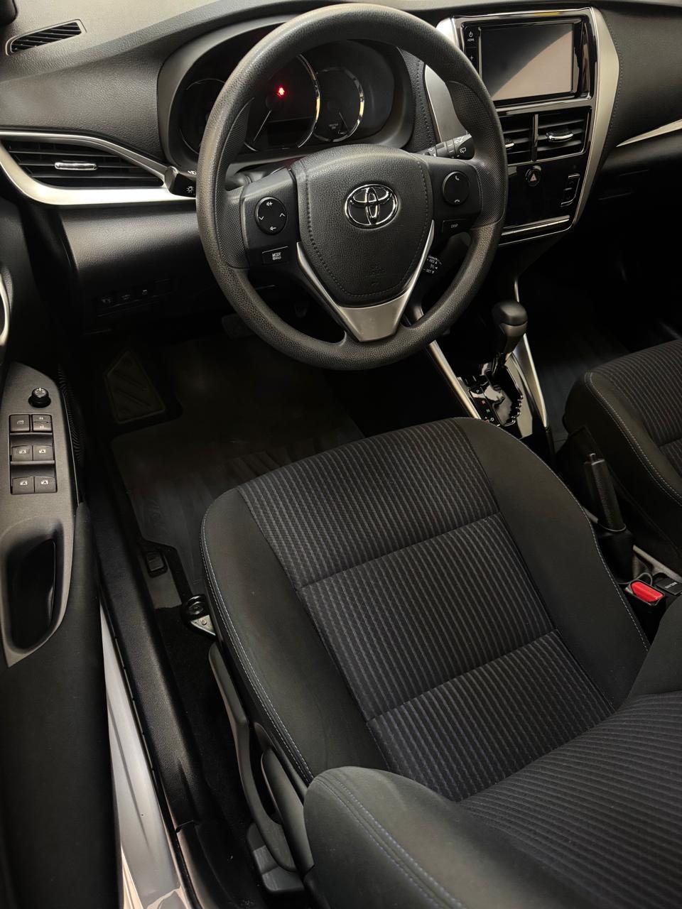 Toyota Yaris Hatch 1.3 16v 4p Flex Xl Plus Tech Multidrive Automático Cvt Prata 2020 - Ayrton Automóveis