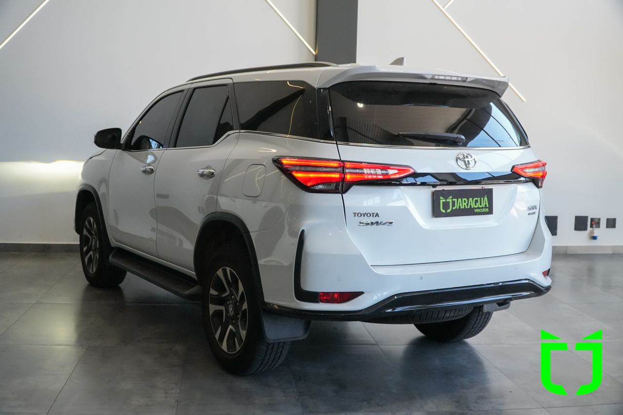 Toyota Hilux SW4 2.8 16V 4P SRX PLATINUM 4X4 7 LUGARES TURBO DIESEL AUTOMÁTICO 2025 Branco - foto 4