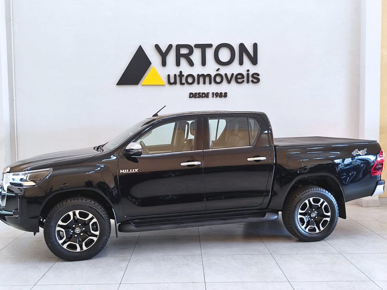 Toyota Hilux Caminhonete 2.8 16v Srv 4x4 Diesel Cabine Dupla Automático Preto 2023 - Ayrton Automóveis