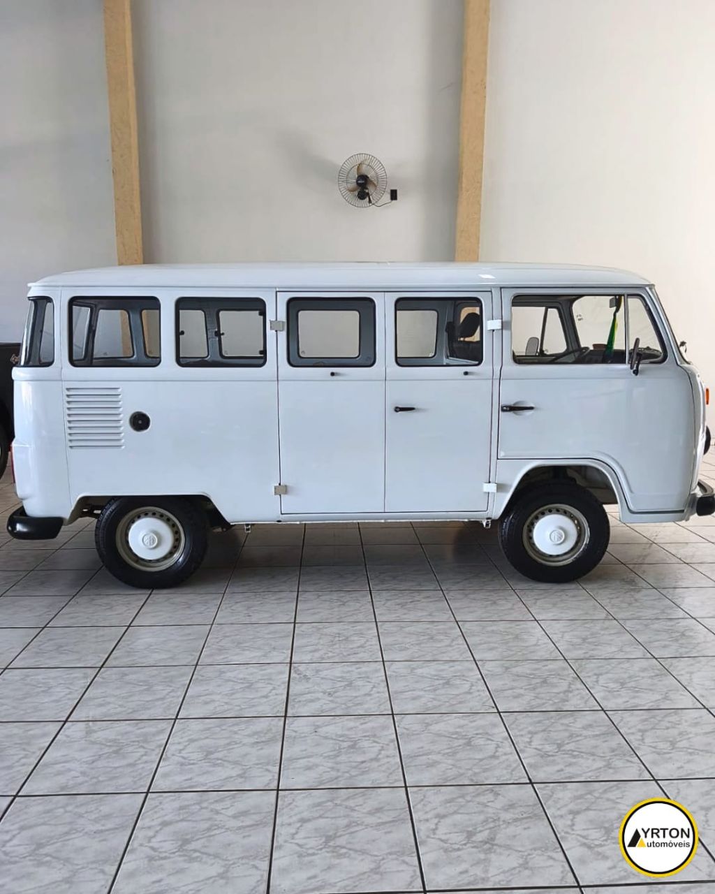 Volkswagen Kombi 1.6 Std 9 Lugares Branco 1996 - Ayrton Automóveis