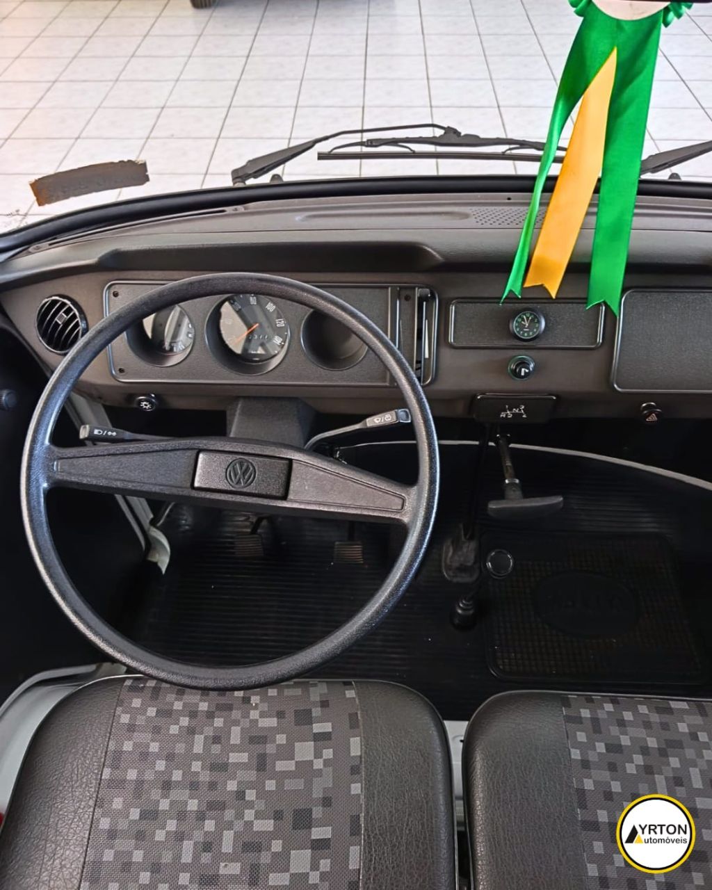 Volkswagen Kombi 1.6 Std 9 Lugares Branco 1996 - Ayrton Automóveis