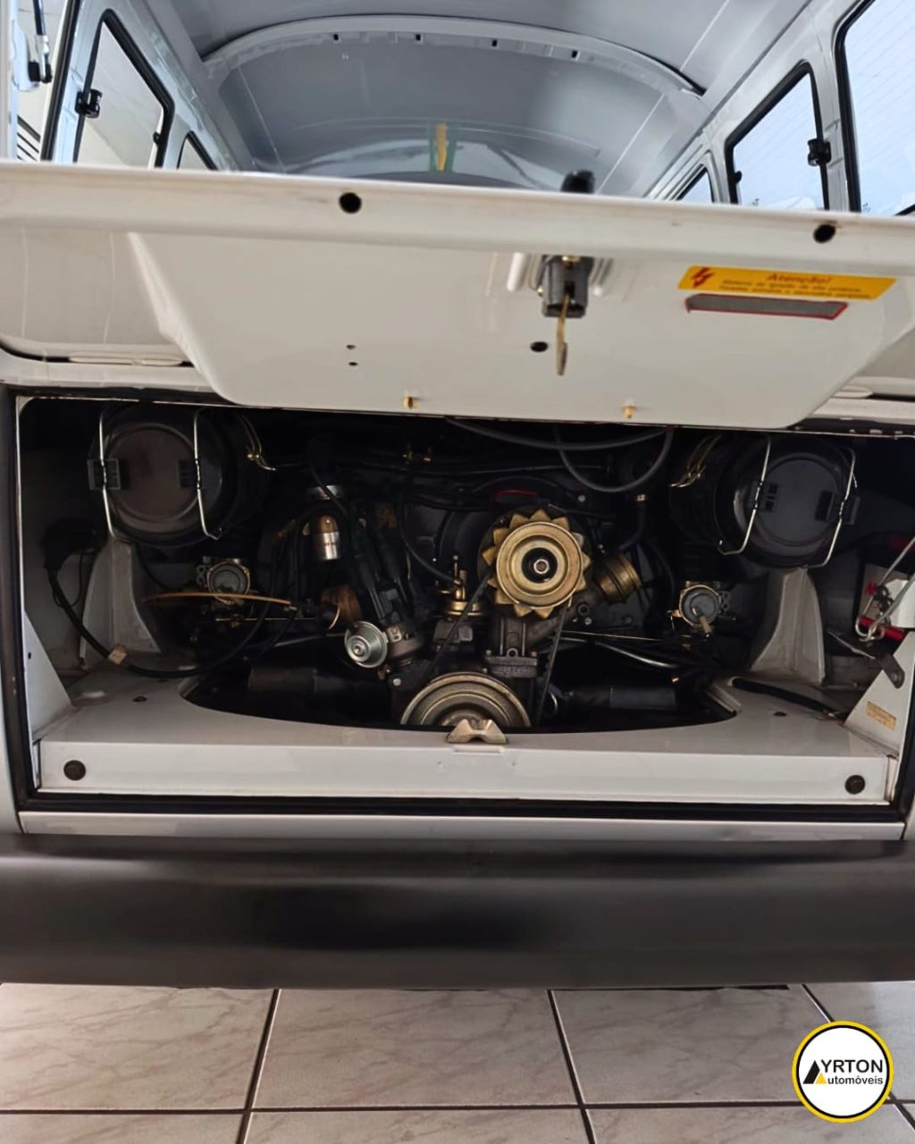 Volkswagen Kombi 1.6 Std 9 Lugares Branco 1996 - Ayrton Automóveis
