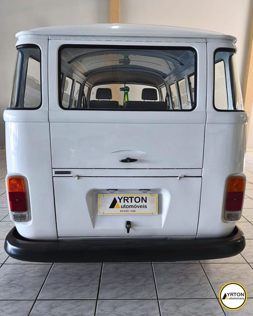 Volkswagen Kombi 1.6 Std 9 Lugares Branco 1996 - Ayrton Automóveis