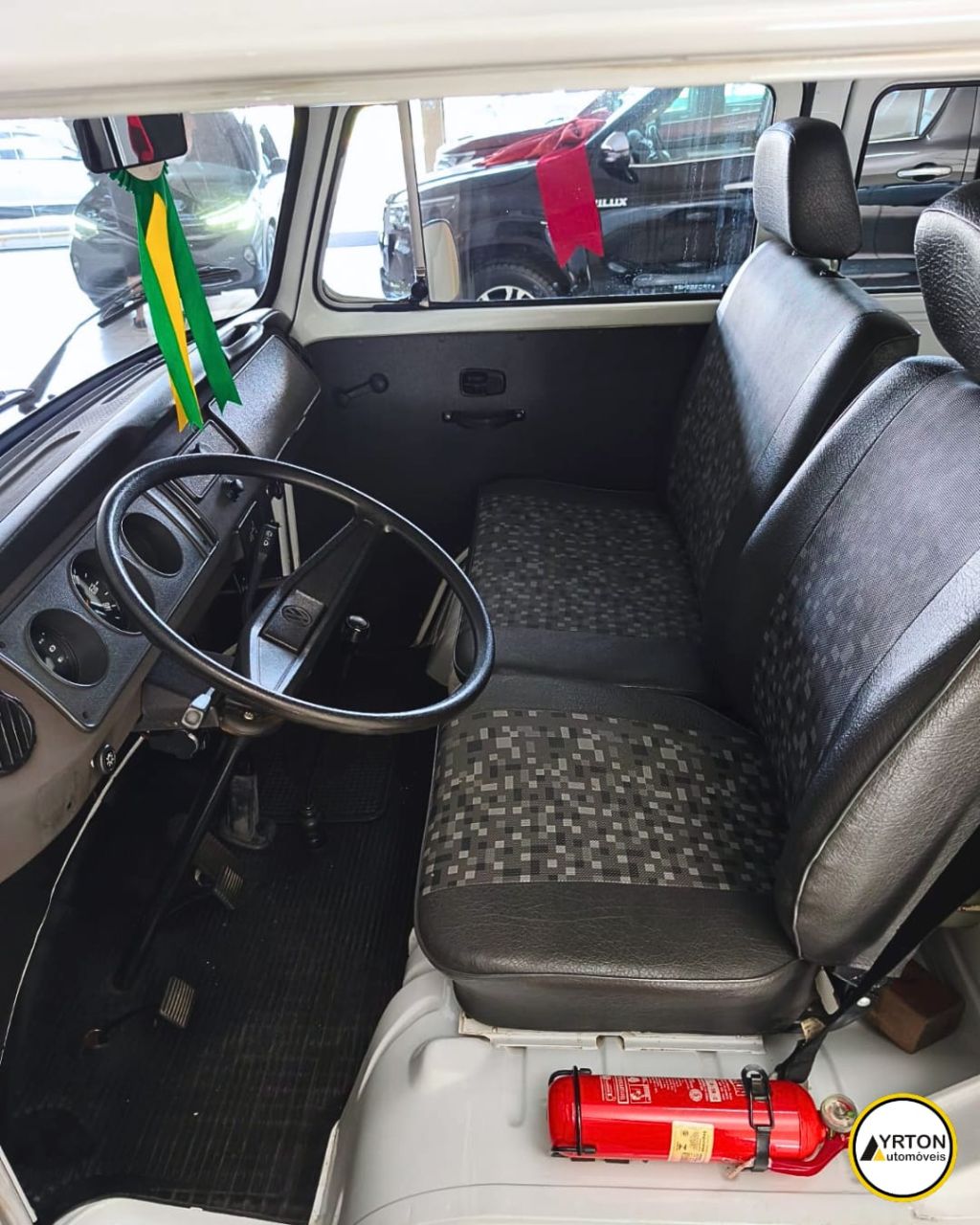 Volkswagen Kombi 1.6 Std 9 Lugares Branco 1996 - Ayrton Automóveis