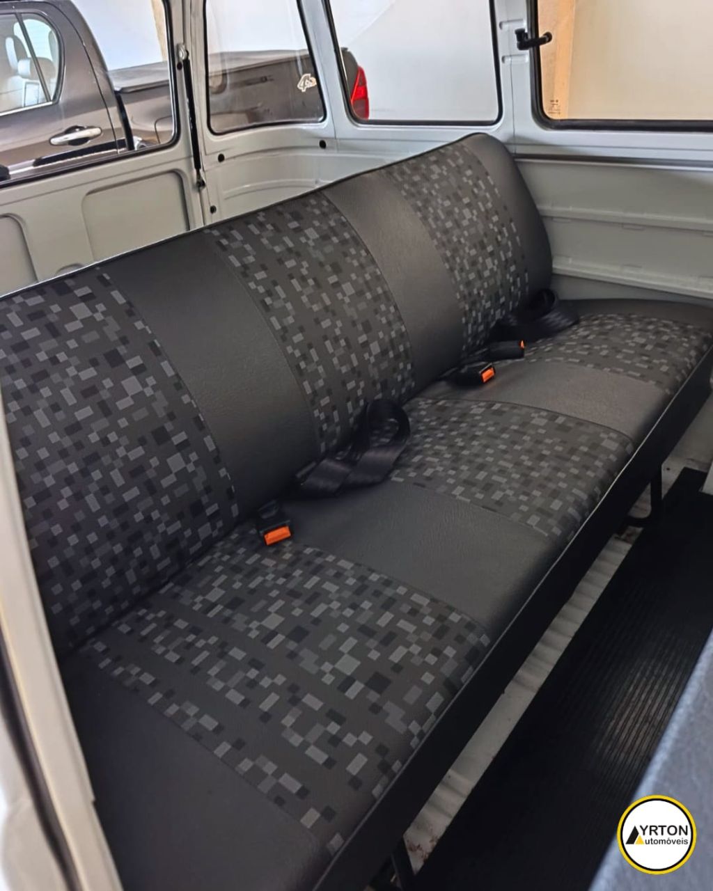 Volkswagen Kombi 1.6 Std 9 Lugares Branco 1996 - Ayrton Automóveis