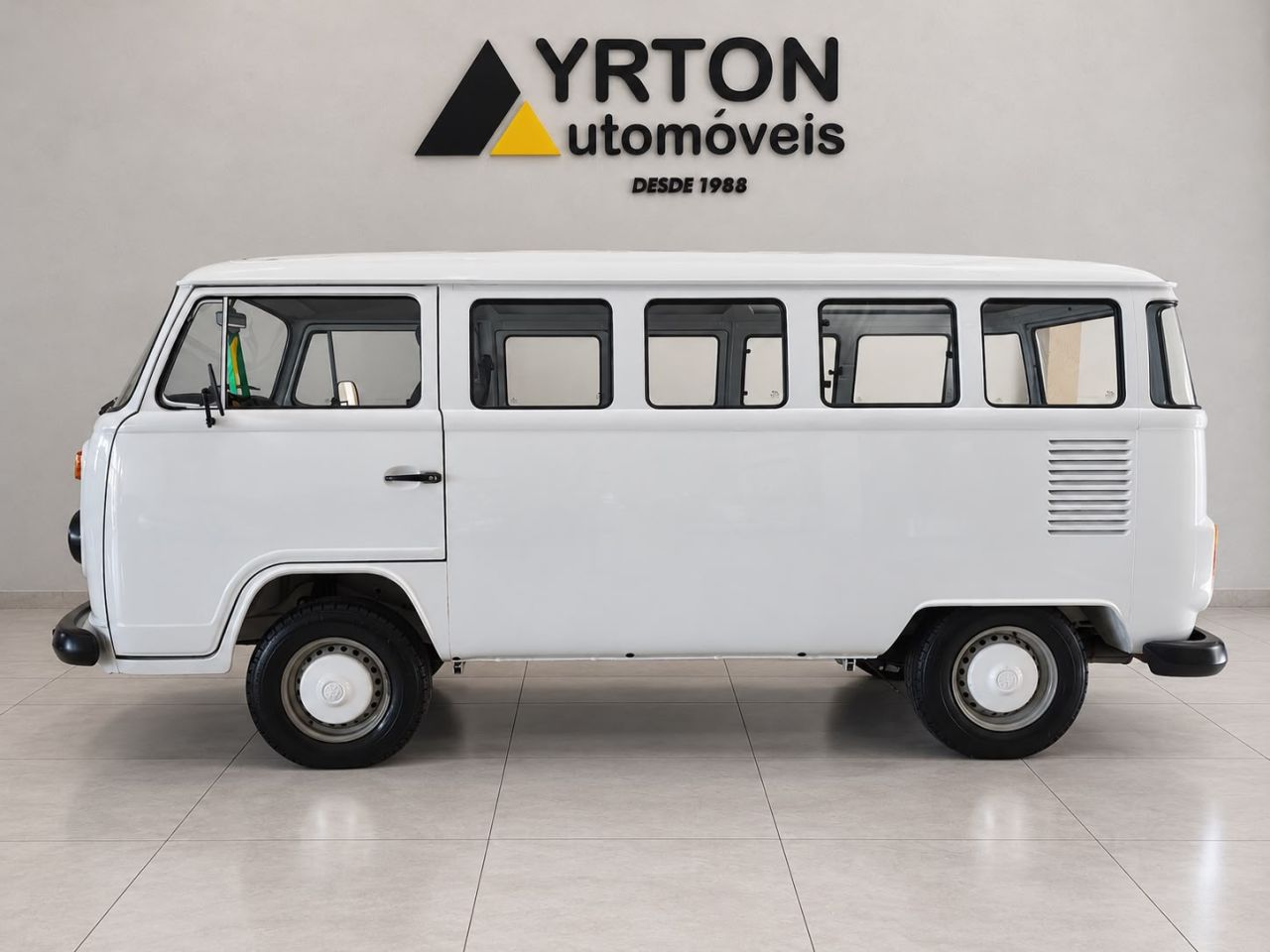 Volkswagen Kombi 1.6 Std 9 Lugares Branco 1996 - Ayrton Automóveis